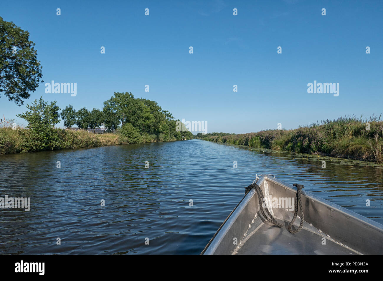 In einem Flüstern Boot auf einem Fluss in den Niederlanden Stockfoto