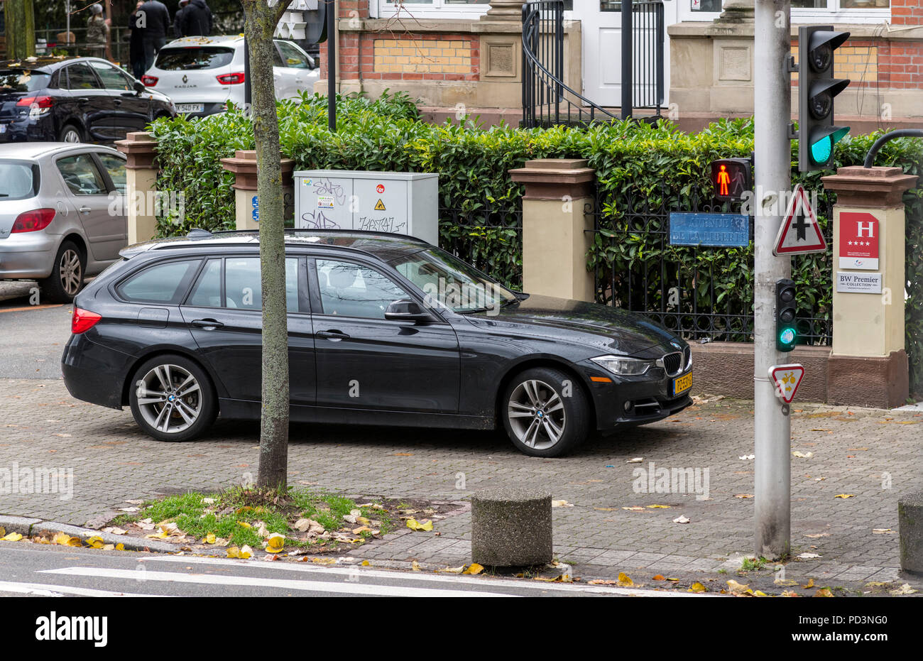 Auto auf dem Bürgersteig, Straßburg, Elsass, Frankreich, Europa geparkt, Stockfoto