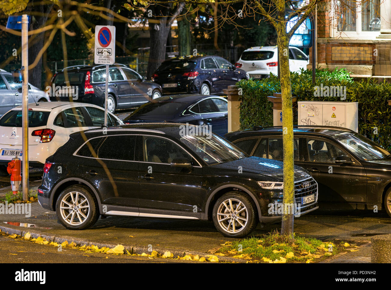 Autos auf die Fahrbahn in der Nacht geparkt, Straßburg, Elsass, Frankreich, Europa, Stockfoto