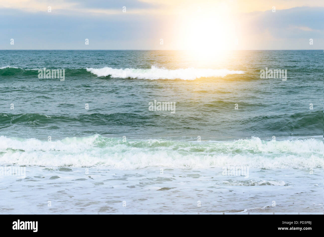 Sonne im Meer. Stockfoto