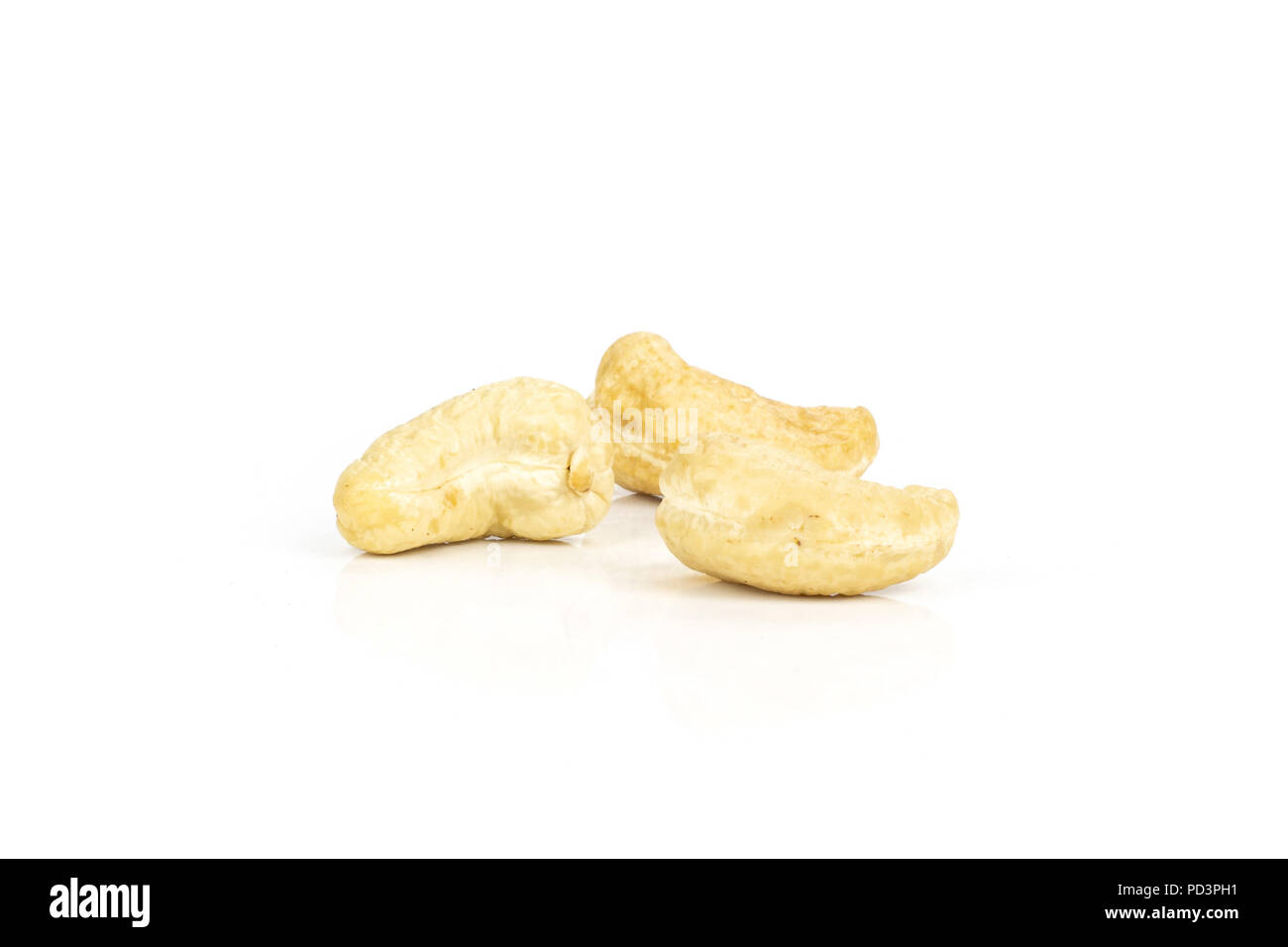 Satz von drei ganze rohe Cashew-nuss auf weißem Hintergrund Stockfoto