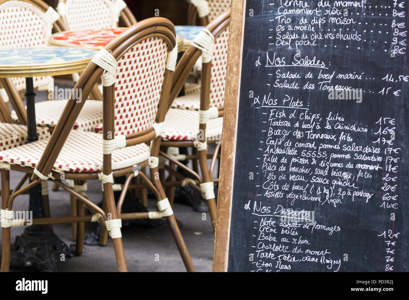 Pariser Bistro - Detail aus einem Pariser Bistro, Stühle und das Menü vorstand, Frankreich, Europa. Stockfoto