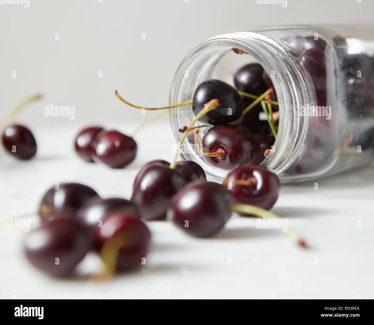 Sommer süßen roten Beeren auf einem weißen, close-up mit geringer Tiefenschärfe. Stockfoto