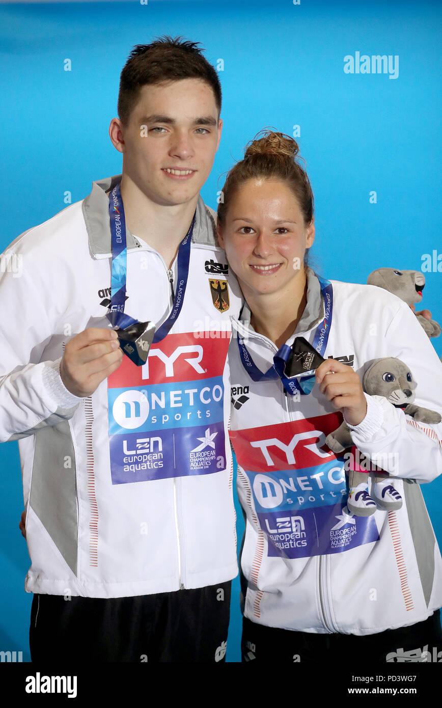 In Deutschland Lou Massenberg und Maria Kurjo mit ihren silbernen Medaillen nach dem Mixed Team Tauchen während der letzten Tag fünf der 2018 Europameisterschaften im Royal Commonwealth Pool, Edinburgh. PRESS ASSOCIATION Foto. Bild Datum: Montag, 6. August 2018. Siehe PA Geschichte tauchen Europäischen. Photo Credit: Jane Barlow/PA-Kabel. Beschränkungen: Nur die redaktionelle Nutzung, keine kommerzielle Nutzung ohne vorherige schriftliche Genehmigung Stockfoto In Deutschland Lou Massenberg und Maria Kurjo mit ihren silbernen Medaillen nach dem Mixed Team Tauchen während der letzten Tag fünf der 2018 Europameisterschaften im Royal Commonwealth Pool, Edinburgh. PRESS ASSOCIATION Foto. Bild Datum: Montag, 6. August 2018. Siehe PA Geschichte tauchen Europäischen. Photo Credit: Jane Barlow/PA-Kabel. Beschränkungen: Nur die redaktionelle Nutzung, keine kommerzielle Nutzung ohne vorherige schriftliche Genehmigung Stockfoto