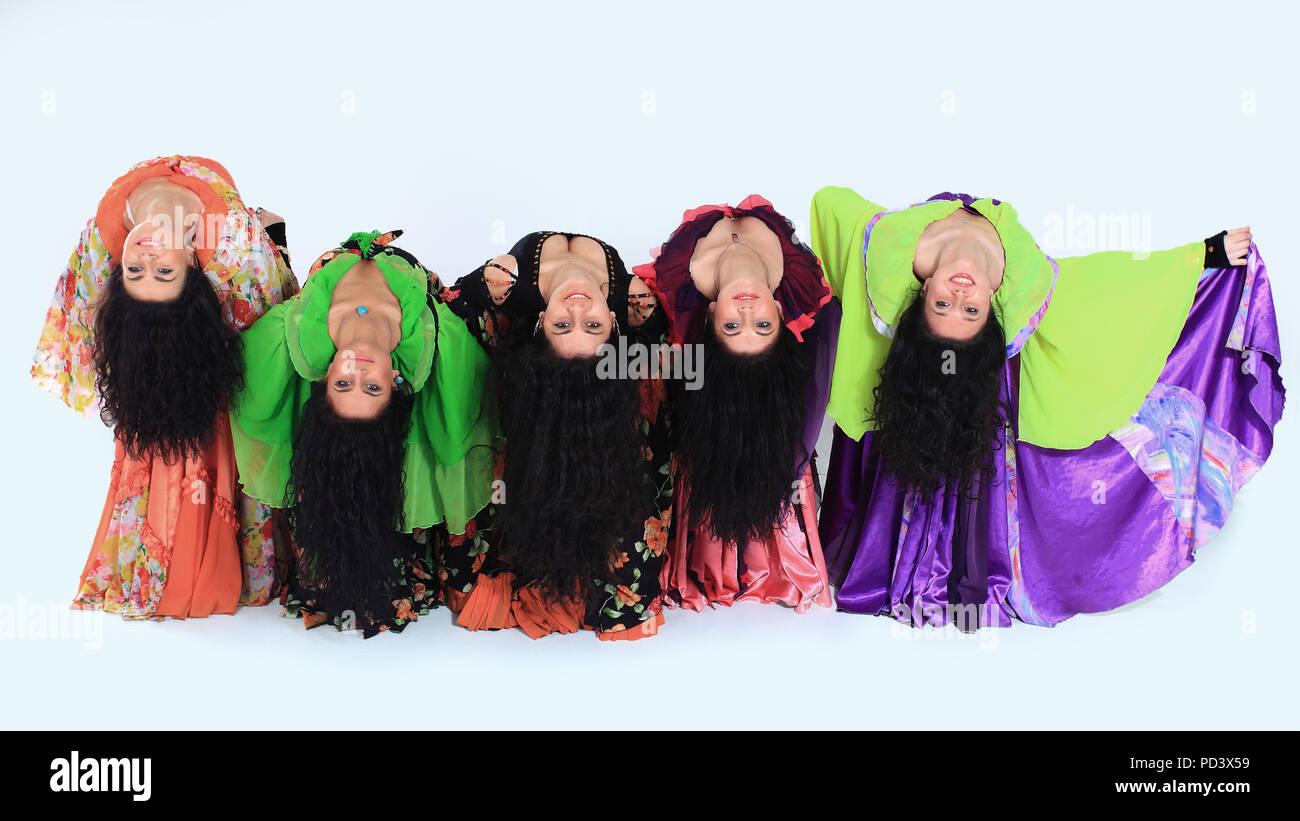 Professionelle Tanzgruppe der Zigeuner, die in traditioneller Kleidung führt Volkstanz Stockfoto