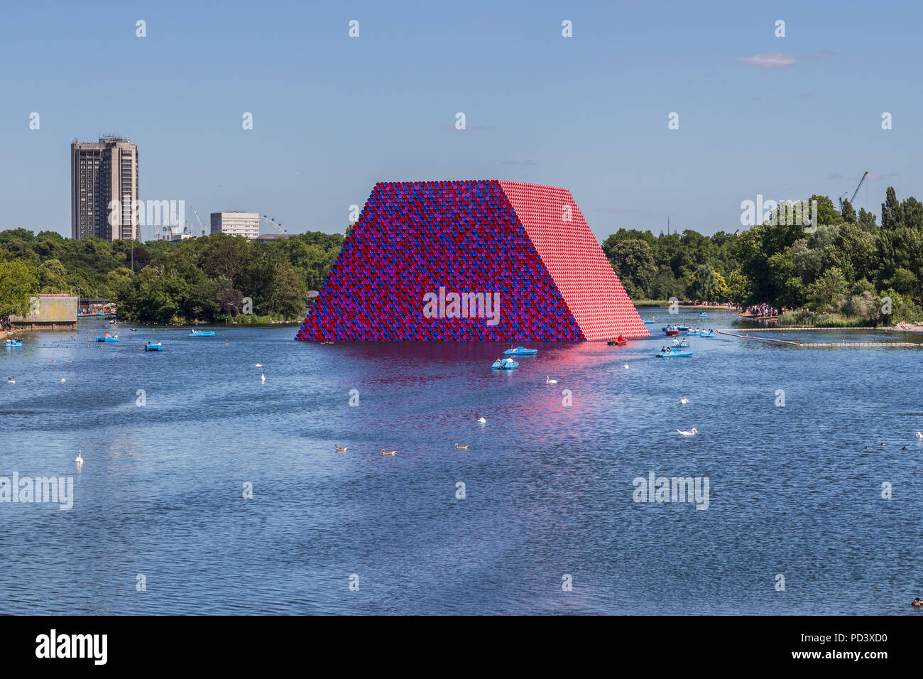 Die Serpentine Lake im Hyde Park in London Mastaba erstellt von Christo. London, England, Vereinigtes Königreich, Europa Stockfoto