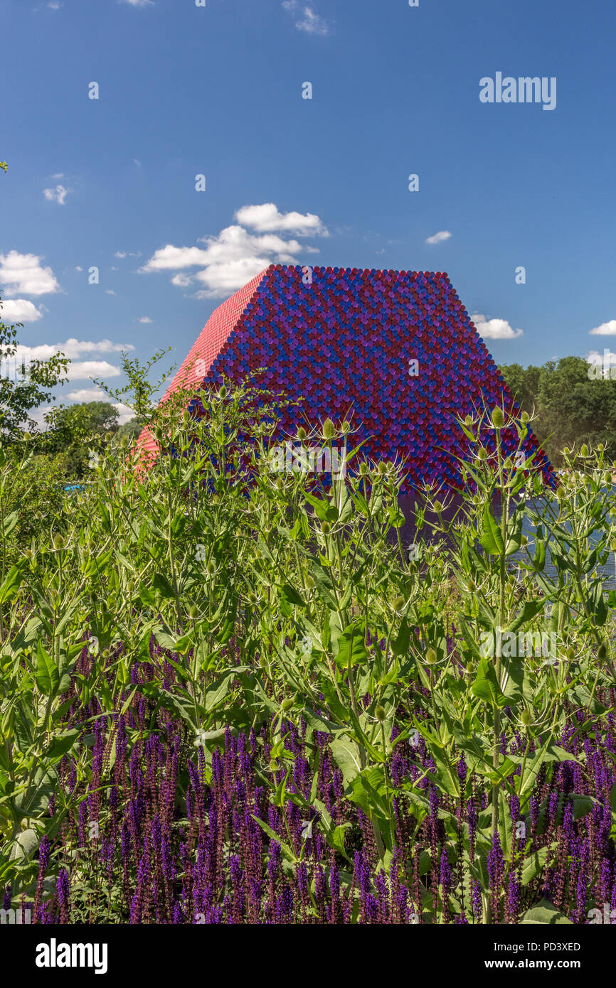 Die Serpentine Lake im Hyde Park in London Mastaba erstellt von Christo. London, England, Vereinigtes Königreich, Europa Stockfoto