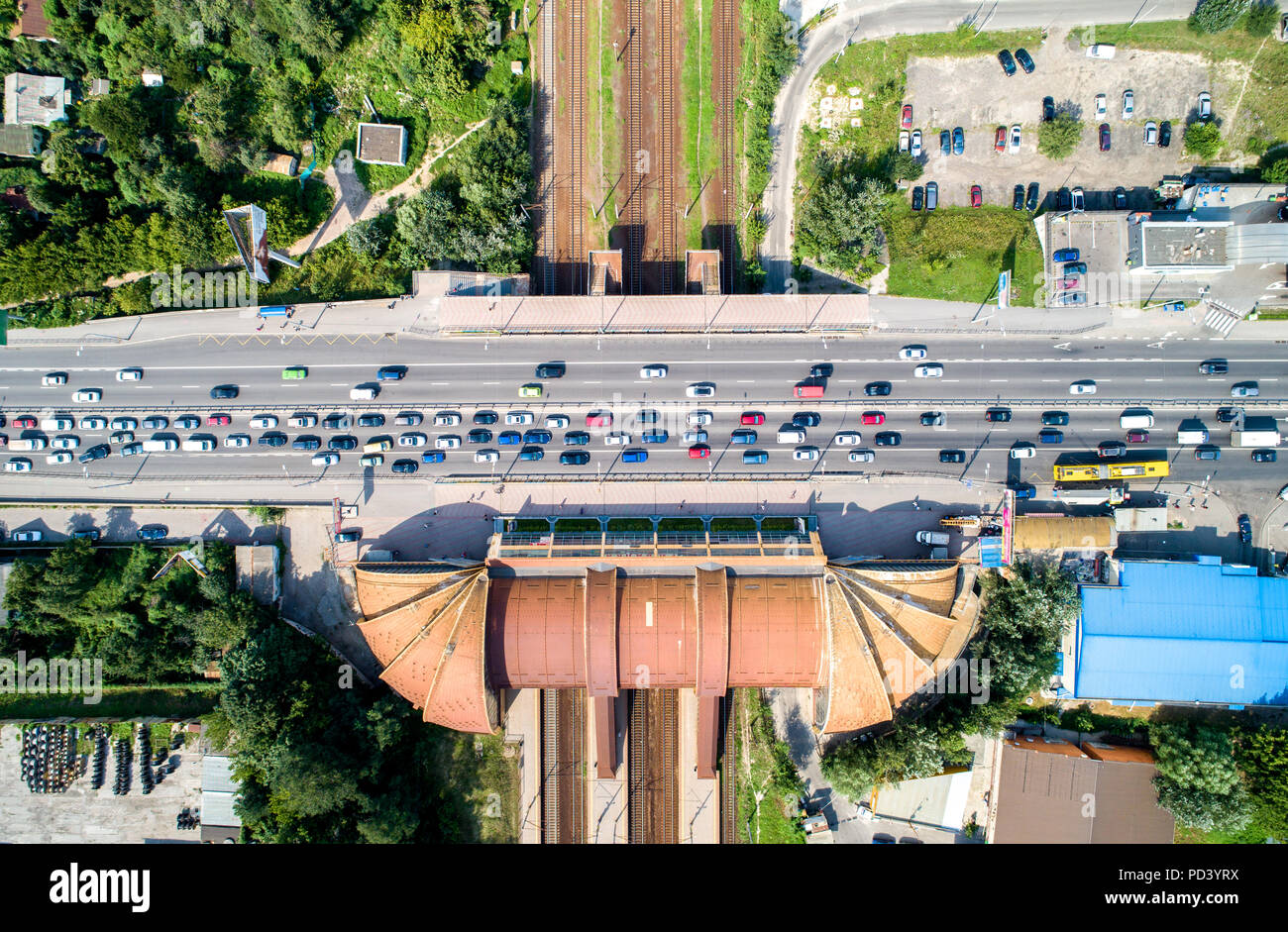 Top-down-Ansicht einer Straßenbrücke über die Eisenbahn. Karavaevi Dachi, Kiew, Ukraine Stockfoto