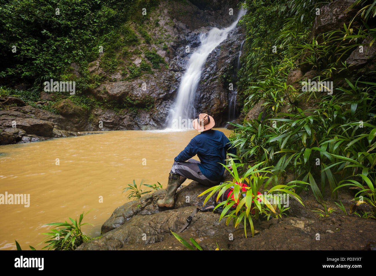 Wasserfälle und die Lagune im Regenwald in der Nähe von Burbayar Lodge, El Llano, Republik Panama. Stockfoto