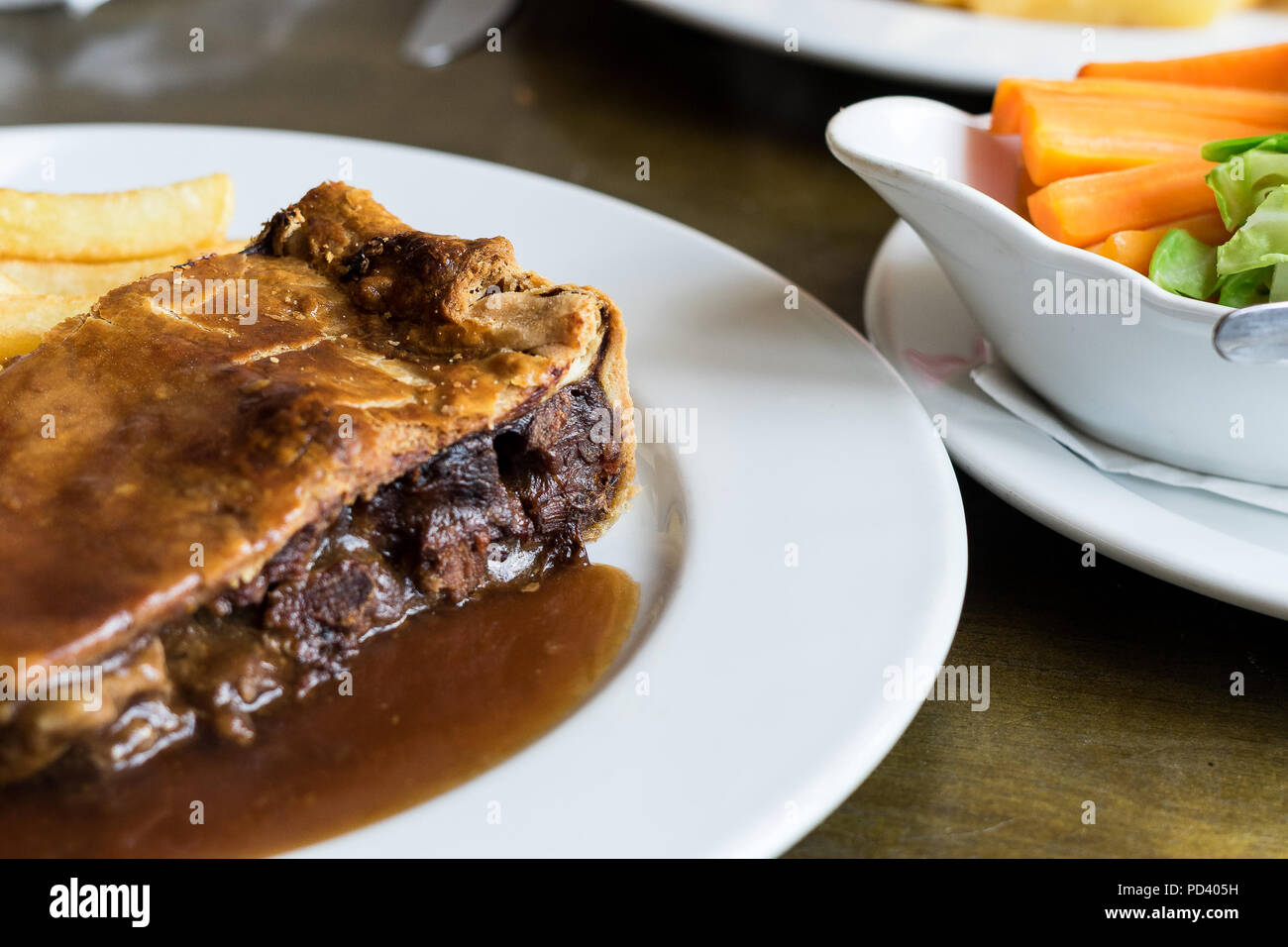 Fleischpastete mit mürbteig Backwaren, Pommes und Gemüse Stockfoto