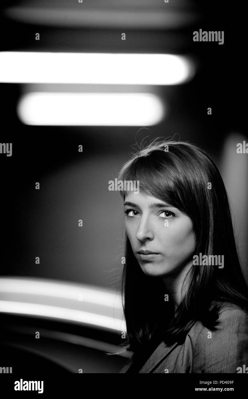 Portrait einer jungen Frau in den Zwanzigern (Belgien, 19/02/2012) Stockfoto