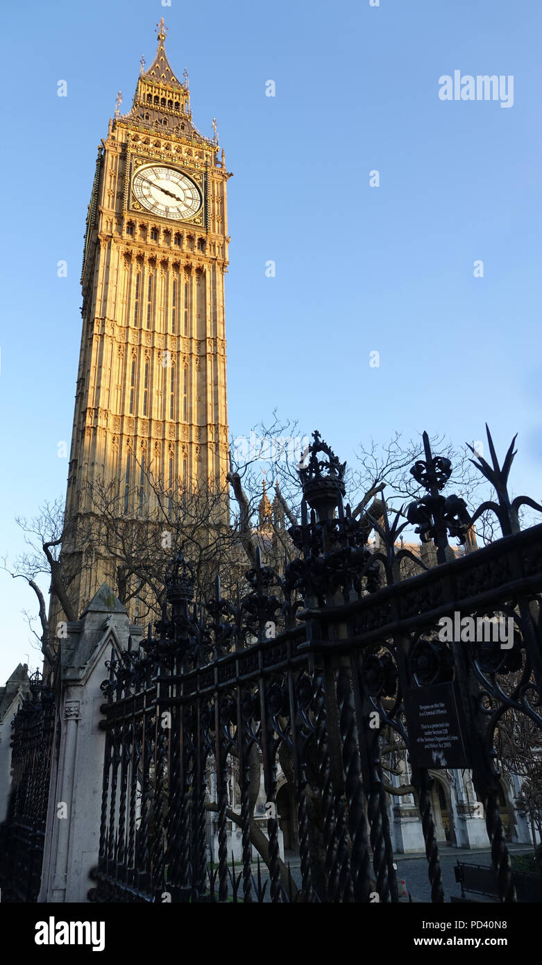 Der Clock Tower und Big Ben in Westminster aus dem Eisernen Tor des Westminster Palace Stockfoto