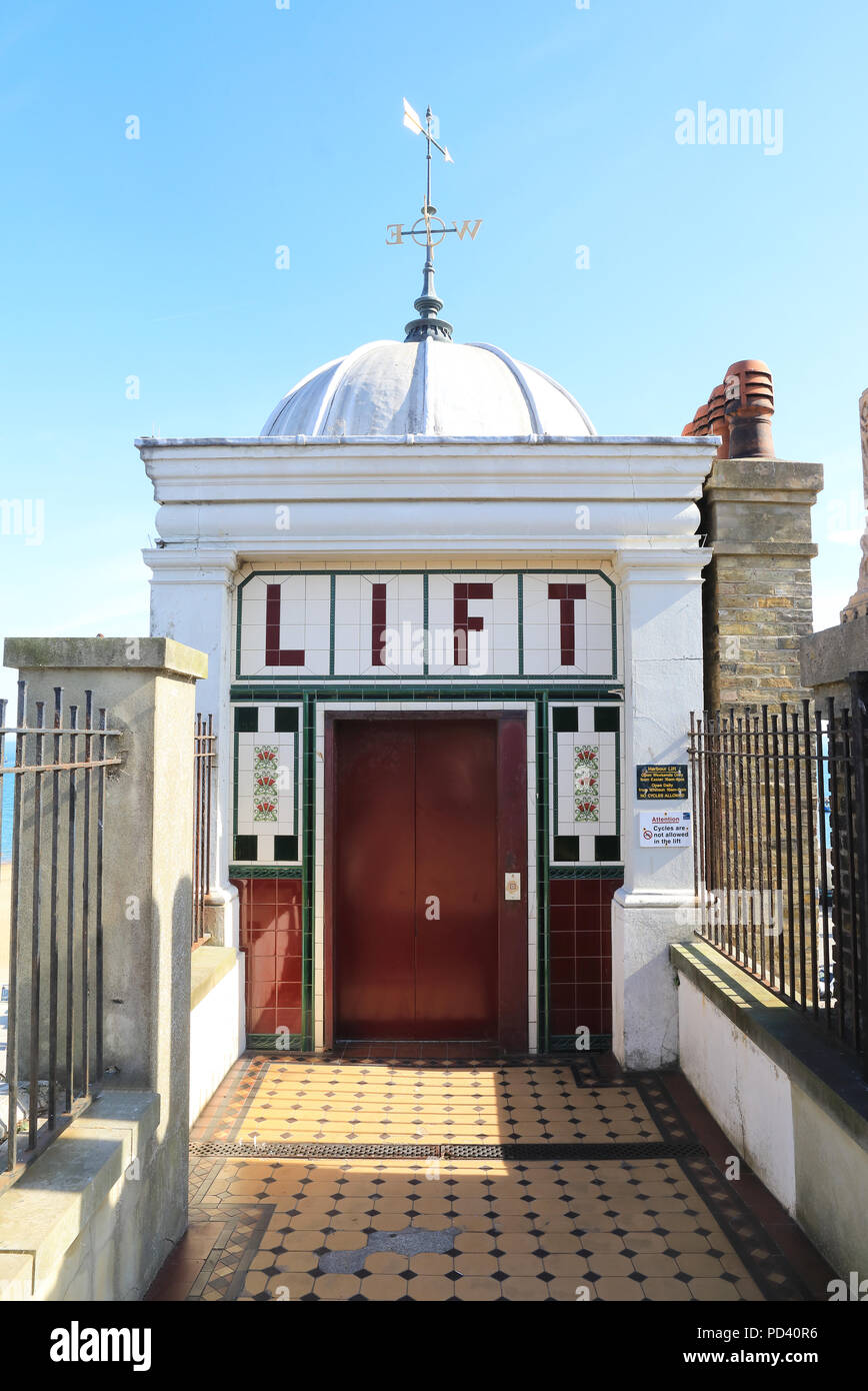 Die überlebenden Wellington Crescent East Cliff Lift, hinunter zum Strand, in Ramsgate, auf der Isle of Thanet, Kent, Großbritannien Stockfoto