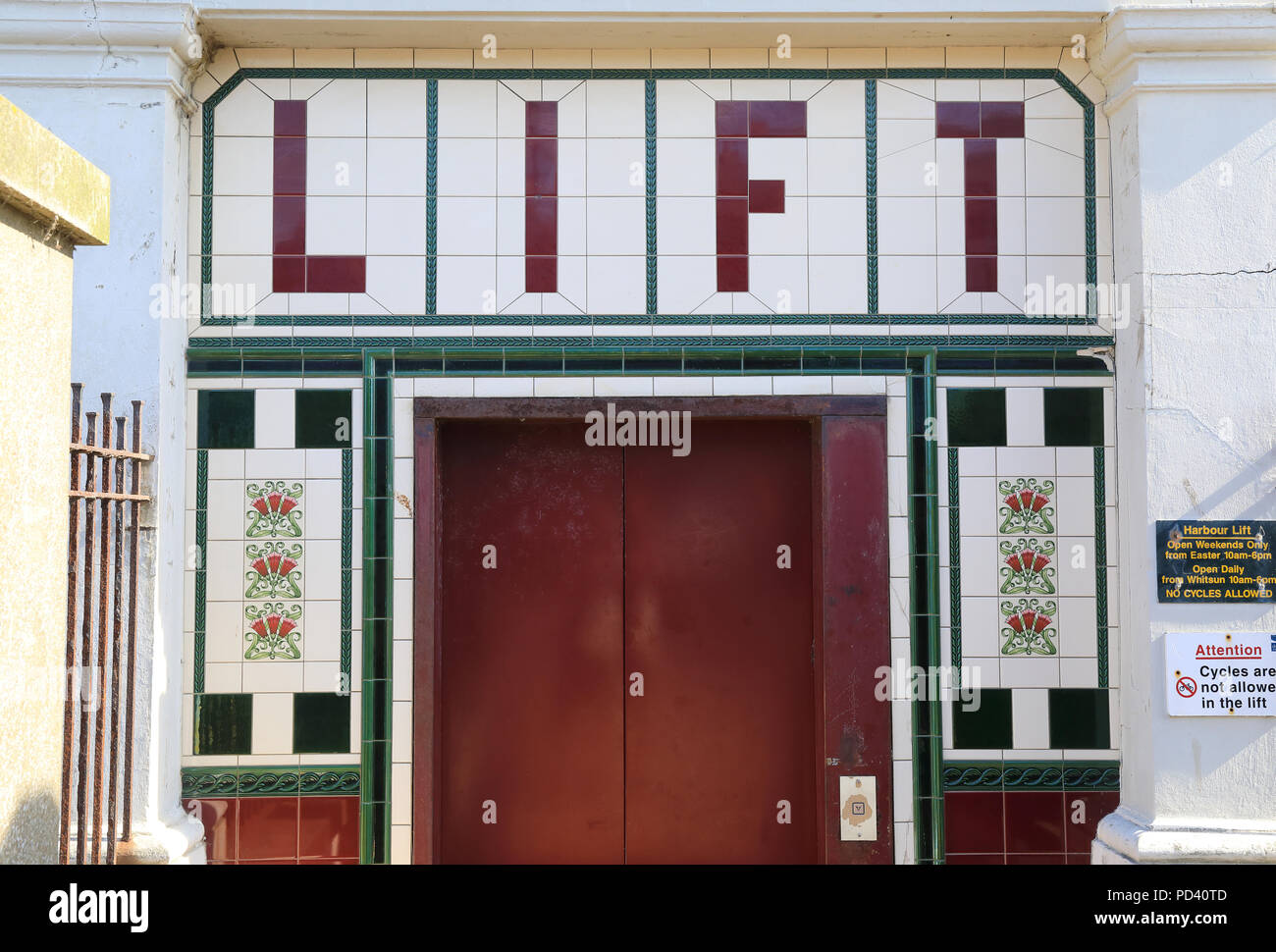 Die überlebenden Wellington Crescent East Cliff Lift, hinunter zum Strand, in Ramsgate, auf der Isle of Thanet, Kent, Großbritannien Stockfoto