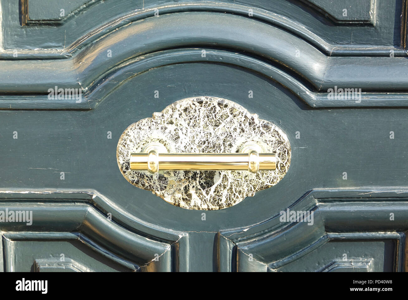 Nahaufnahme eines verwitterten Luxus Tür-Knopf auf eine alte Tür in Paris, Frankreich Stockfoto