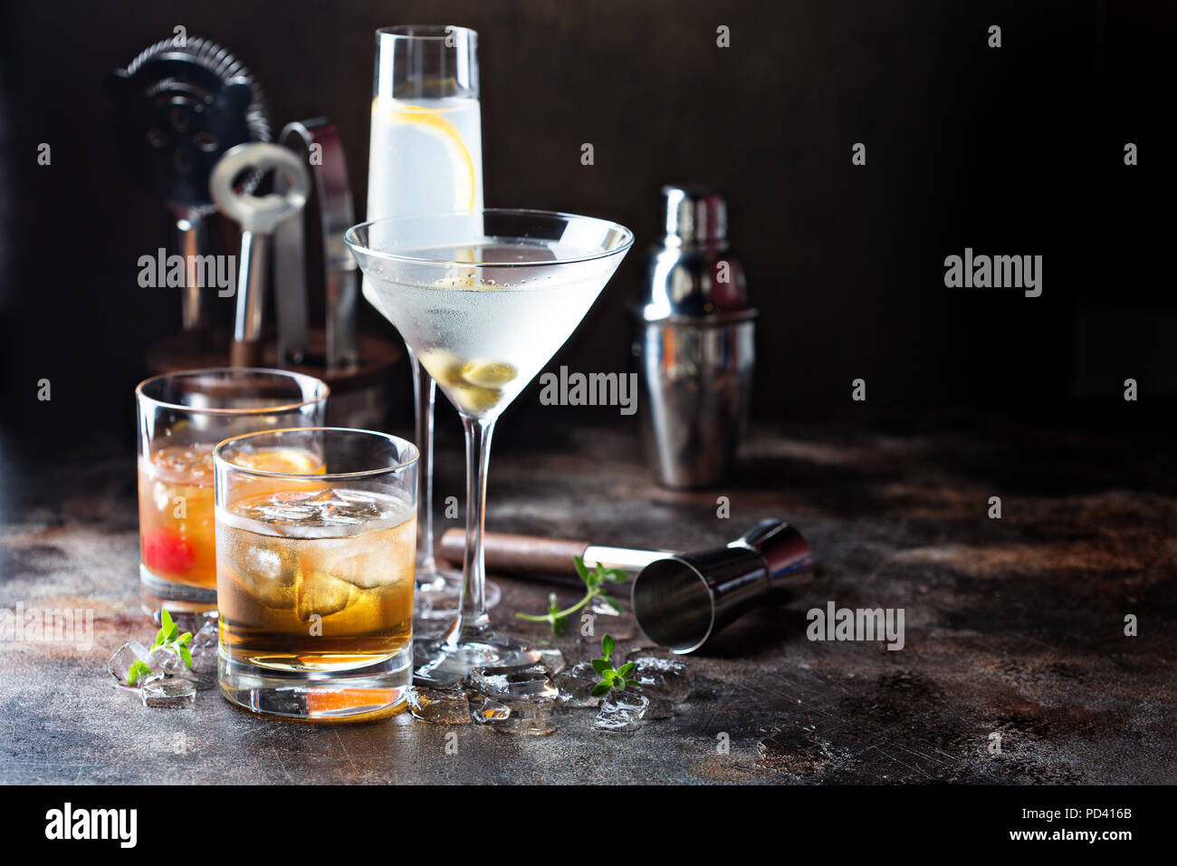 Vielzahl von alkoholischen Cocktails auf dunklem Hintergrund Stockfoto