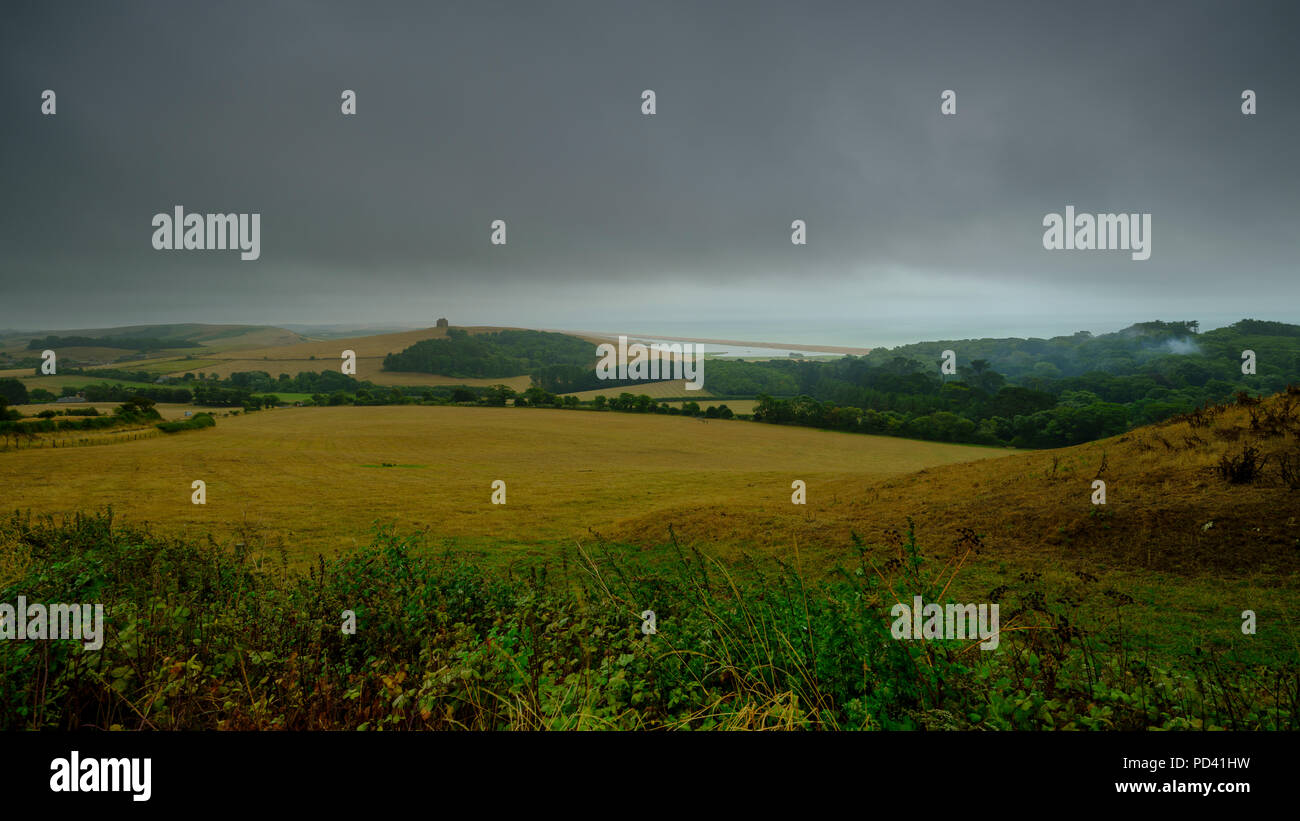 Blick von Abbotsbury Hügel über St Catherine's Kirche in Abbotsbury Swannery und mit der Flotte von Chesil Beach im Hintergrund, Dorset, Großbritannien Stockfoto