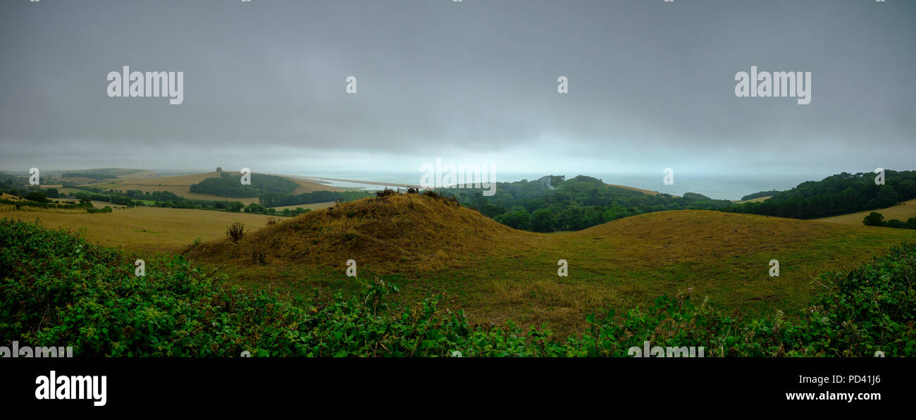 Blick von Abbotsbury Hügel über St Catherine's Kirche in Abbotsbury Swannery und mit der Flotte von Chesil Beach im Hintergrund, Dorset, Großbritannien Stockfoto