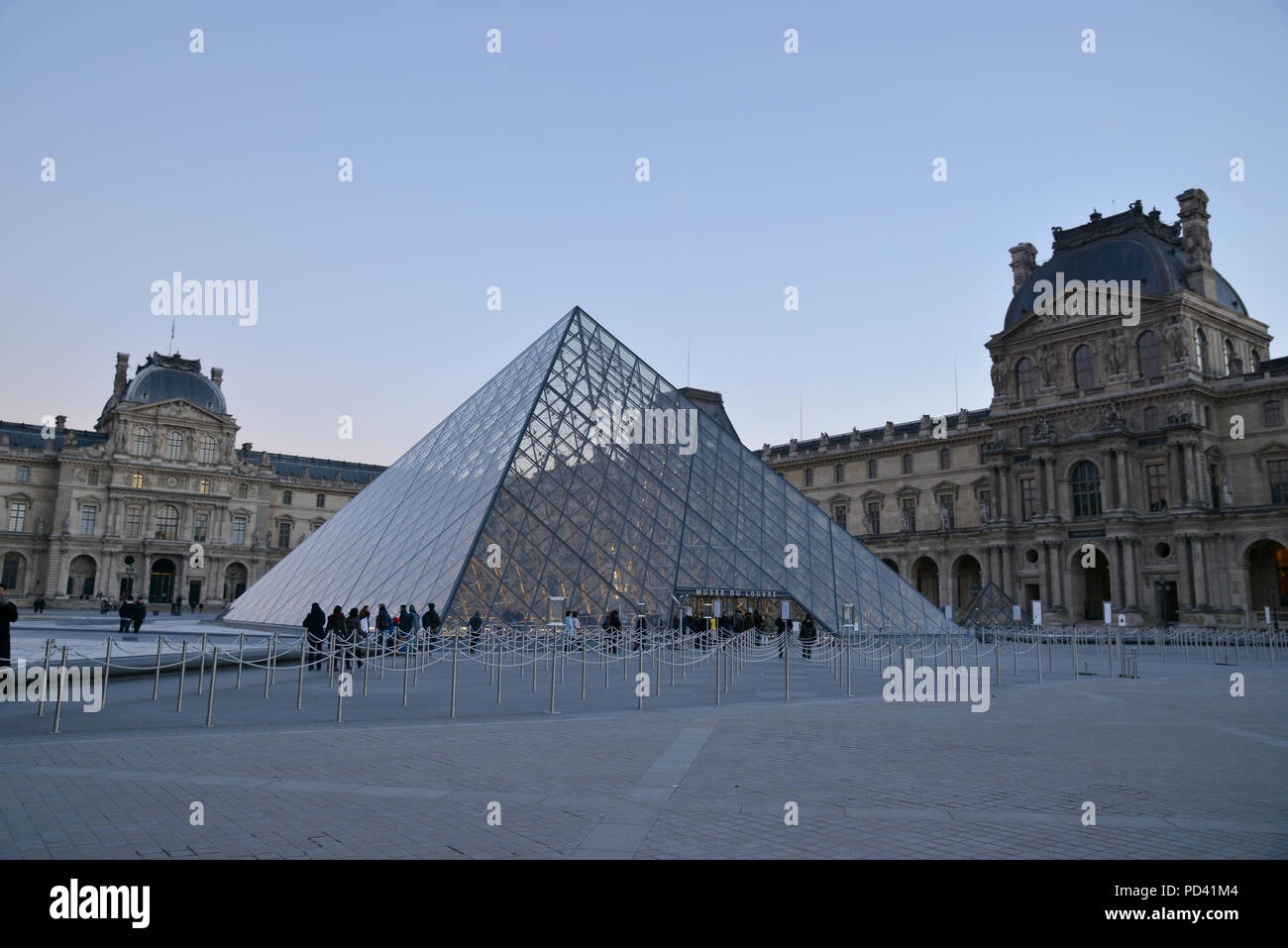 PARIS, Frankreich - Januar 18, 2017: Der gläsernen Pyramide im Louvre Eingang, berühmten französischen Museum und beliebtes Touristen Ziel. Stockfoto