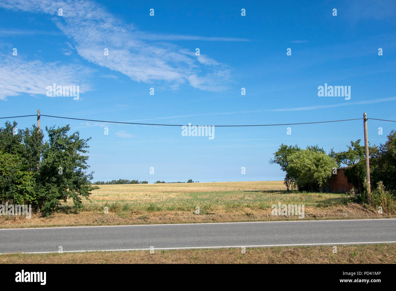 Oberleitung; die Form eines Kabels oder Kette, im Gravitationsfeld hängt und ist an beiden Enden unterstützt. Stockfoto