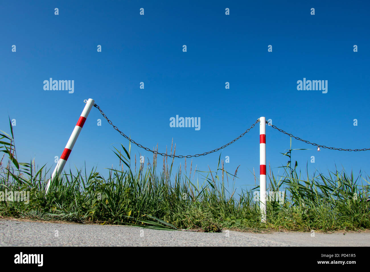 Oberleitung; die Form eines Kabels oder Kette, im Gravitationsfeld hängt und ist an beiden Enden unterstützt. Stockfoto