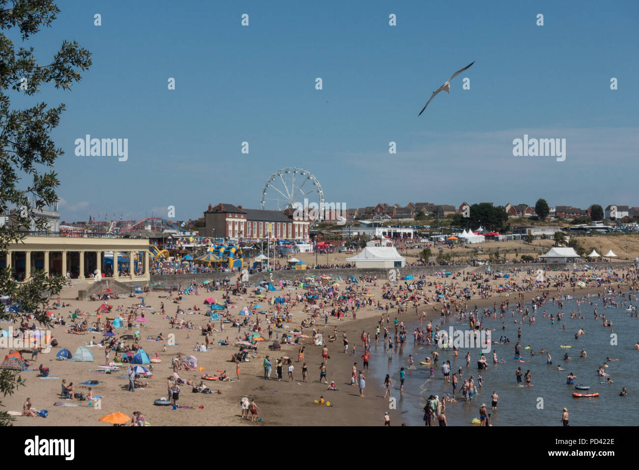 Schöne Aussicht auf die Menschen in der Sonne bei Barry Island Beach in South Wales Stockfoto