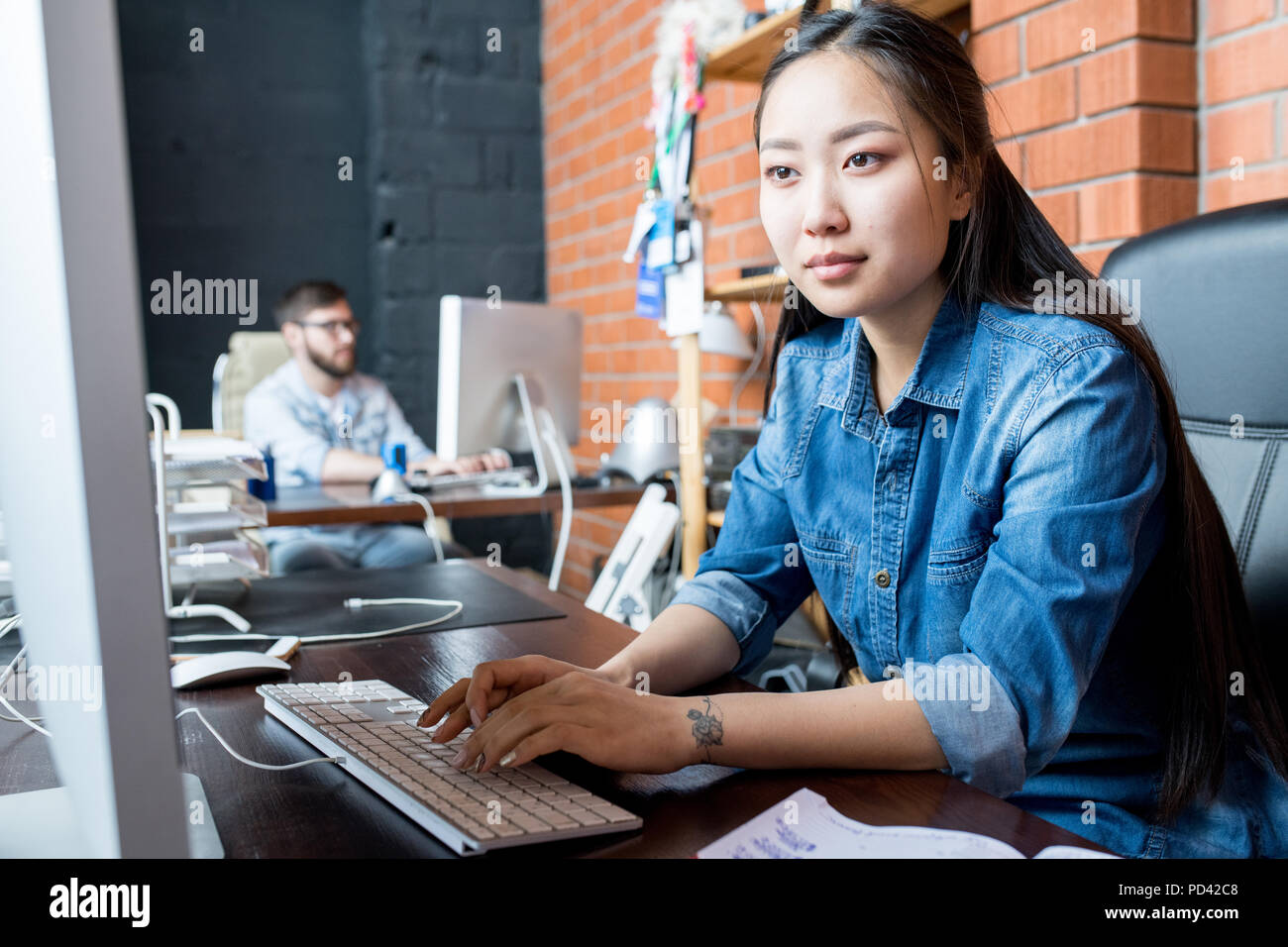 Zeitgenössische asiatische Frau bei der Arbeit Stockfoto