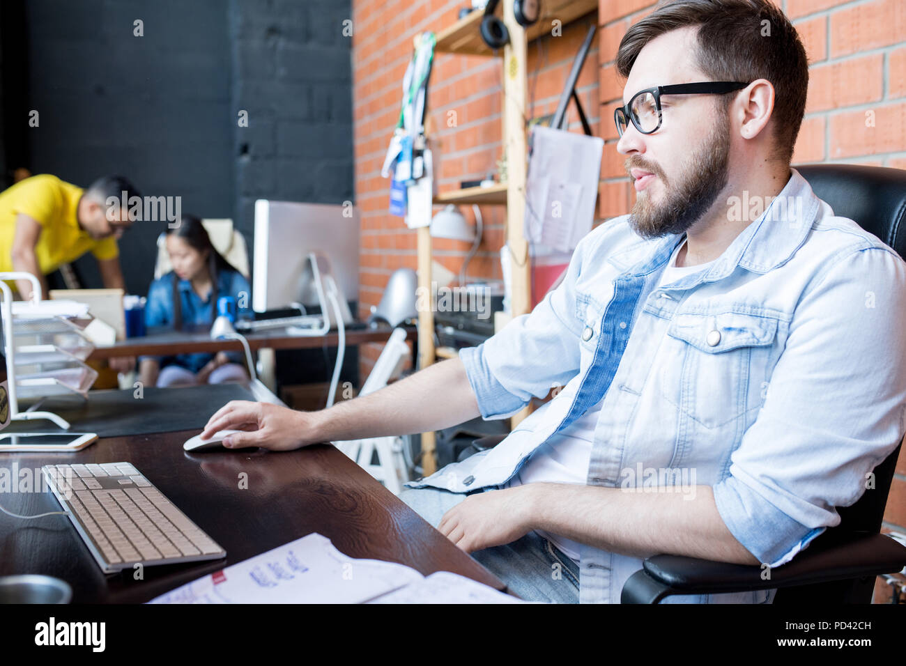 Moderne Geschäftsmann bei der Arbeit Stockfoto
