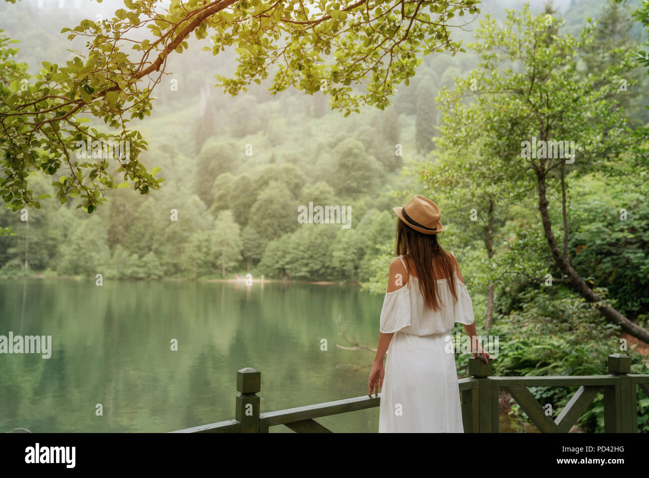 Sommer Mädchen Porträt. Asiatische Frau lächelnd glücklich an sonnigen Sommer oder Frühling draußen im Park am See. Stockfoto