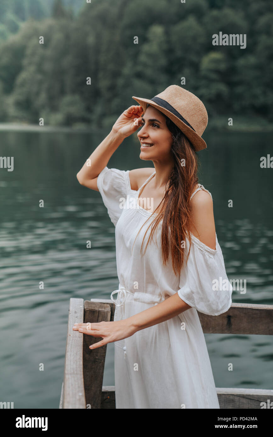 Sommer Mädchen Porträt. Asiatische Frau lächelnd glücklich an sonnigen Sommer oder Frühling draußen im Park am See. Stockfoto