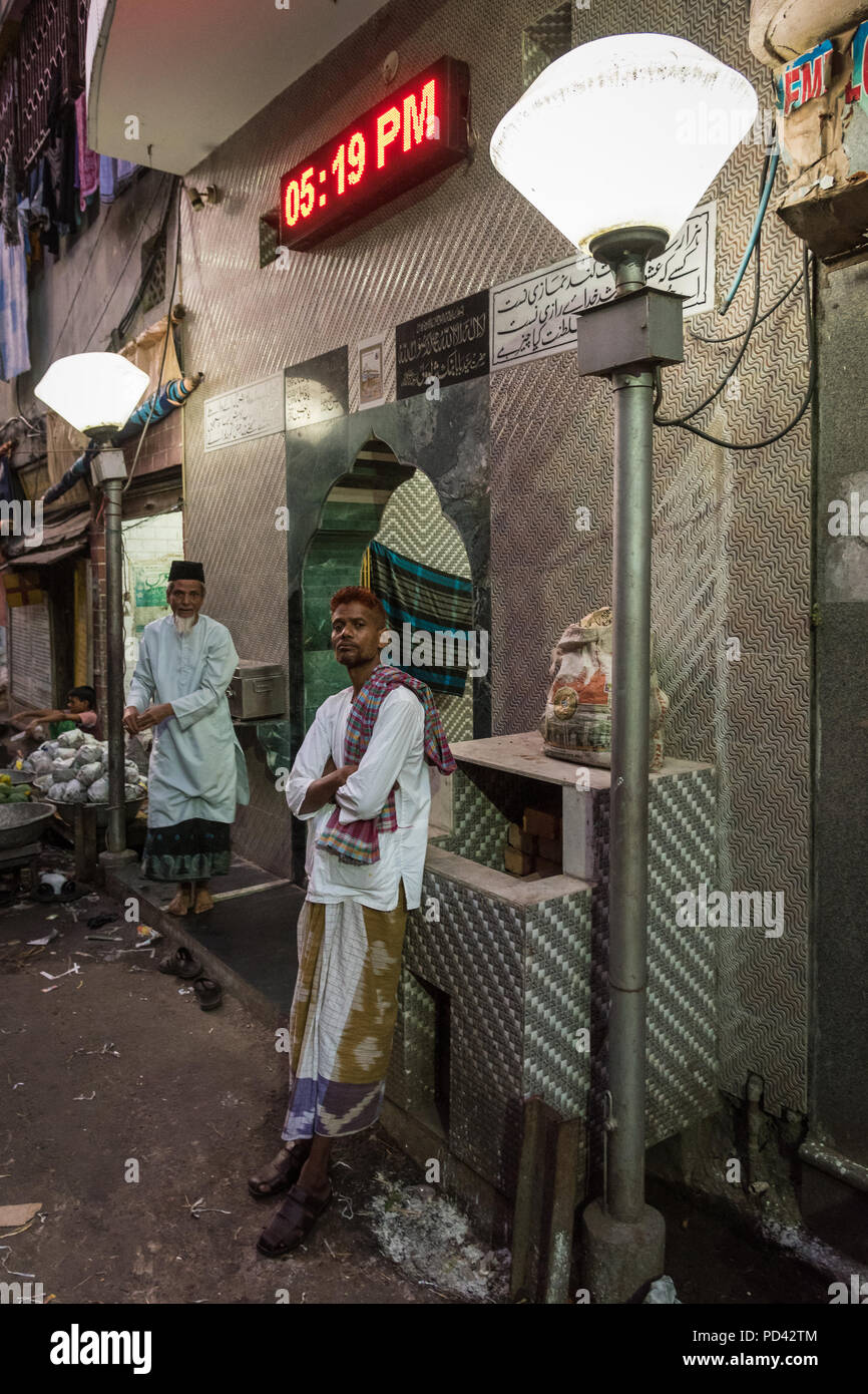 Muslimische Männer am frühen Abend in Kalkutta, Indien Stockfoto