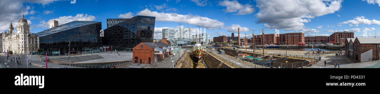 Ein qualitativ hochwertiges Panoramablick auf die Landschaft, Liverpool Albert Dock, die Leber Gebäude und Carlos Cruz-Diez dazzle Schiff gemalt im Trockendock in Augu Stockfoto