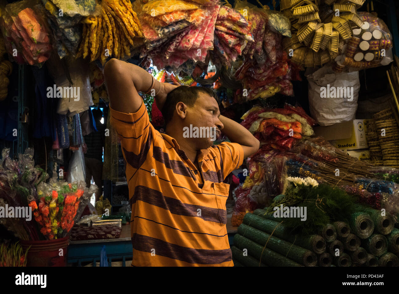 Ein Mann in Warten auf Business vor seinem Shop, Kolkata, Indien. Stockfoto