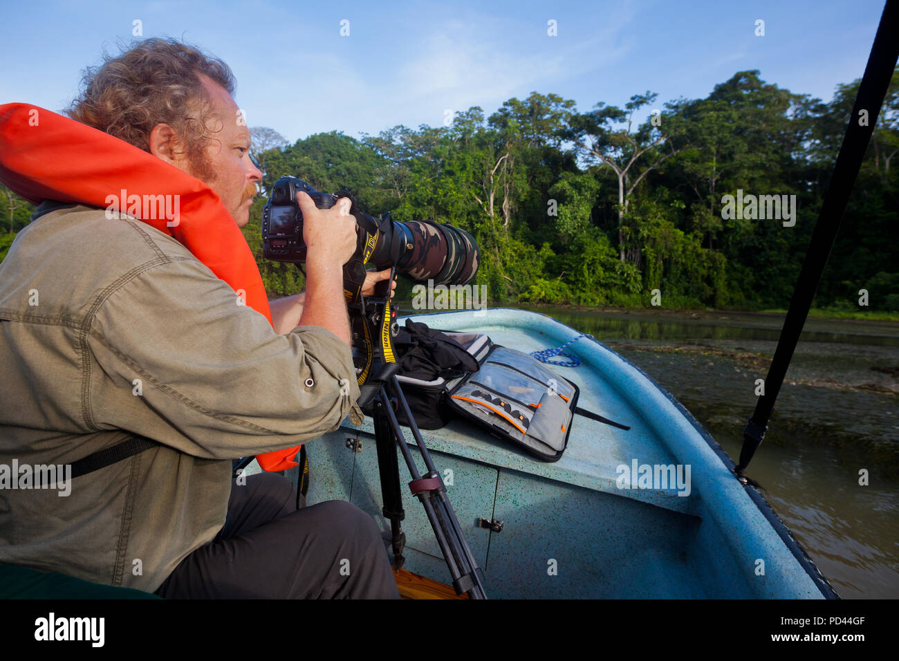 Naturfotograf mit großen Teleobjektiv in einem Boot Gatun See, Republik Panama. Stockfoto