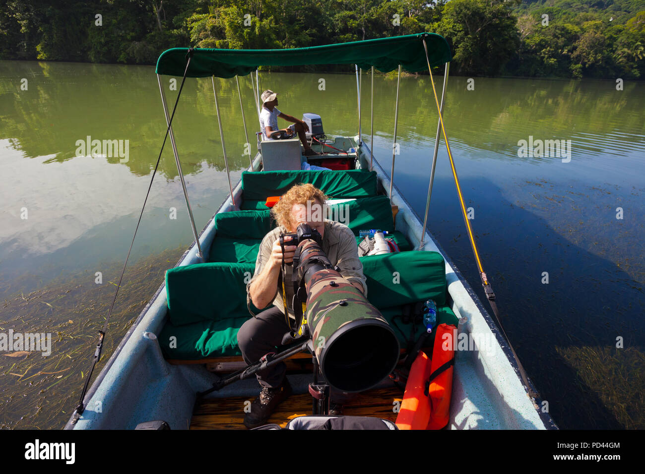 Naturfotograf mit großen Teleobjektiv in einem Boot Gatun See, Republik Panama. Stockfoto