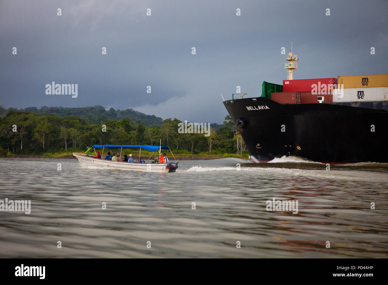 Kleine touristische Boot und großes Schiff auf dem Panama-kanal, Republik Panama. Stockfoto