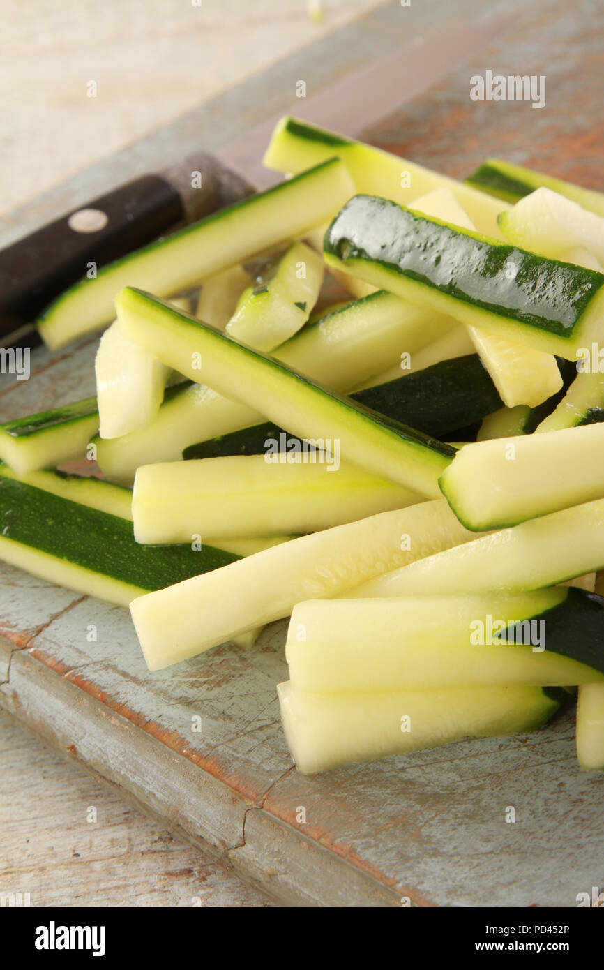 Zubereitung Zucchini Schlagstöcke Stockfoto