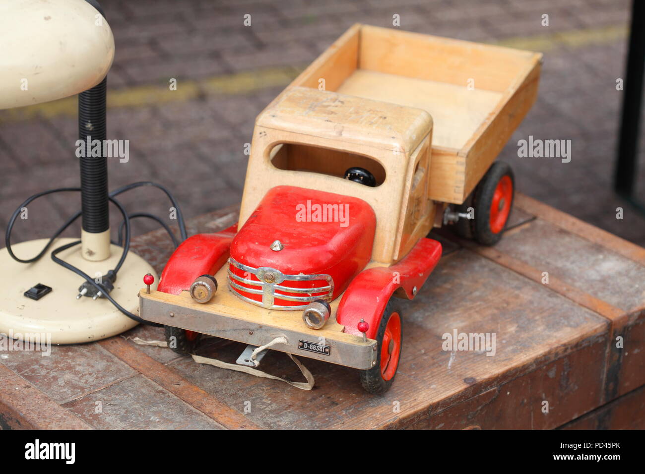 Altes Spielzeug Auto aus Holz auf einem Flohmarkt, Deutschland, Europa ich  Altes Speilzeugauto aus Holz auf einem Flohmarkt, Deutschland, Europa I  Stockfotografie - Alamy