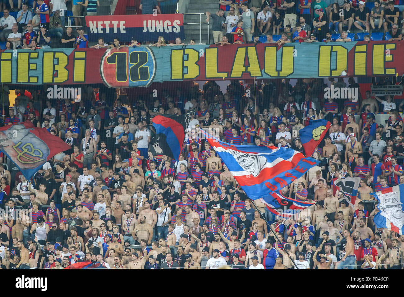 Basel, Schweiz - 1 August 2018: Basel Fans feiern für ihre Mannschaft während der UEFA Champions League Spiel zwischen PAOK vs Basel im St. gespielt Stockfoto