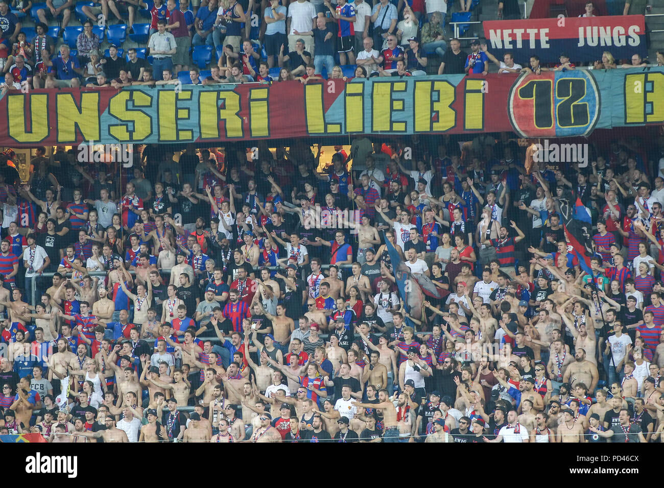 Basel, Schweiz - 1 August 2018: Basel Fans feiern für ihre Mannschaft während der UEFA Champions League Spiel zwischen PAOK vs Basel im St. gespielt Stockfoto