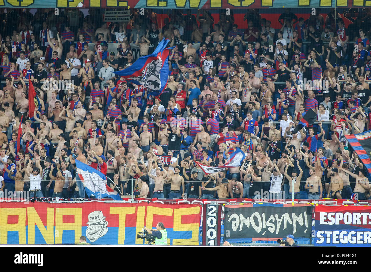 Basel, Schweiz - 1 August 2018: Basel Fans feiern für ihre Mannschaft während der UEFA Champions League Spiel zwischen PAOK vs Basel im St. gespielt Stockfoto