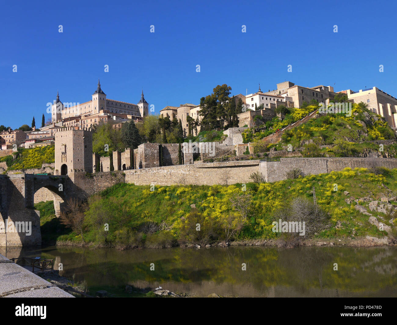 Der Alcantara Brücke über den Tagus Fluss, im historischen, mittelalterlichen Stadt ofToledo Spanien Stockfoto
