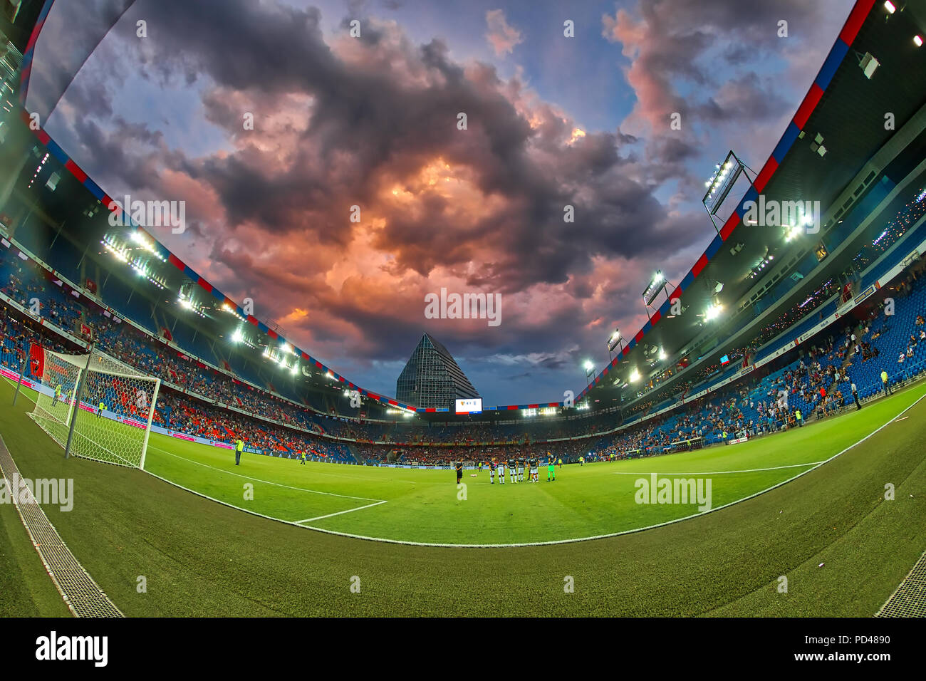 Basel, Schweiz - 1 August 2018: Innenansicht des vollen im Basler St. Jakob-Park Stadion während der UEFA Champions League Spiel zwischen PAOK vs Basel Stockfoto