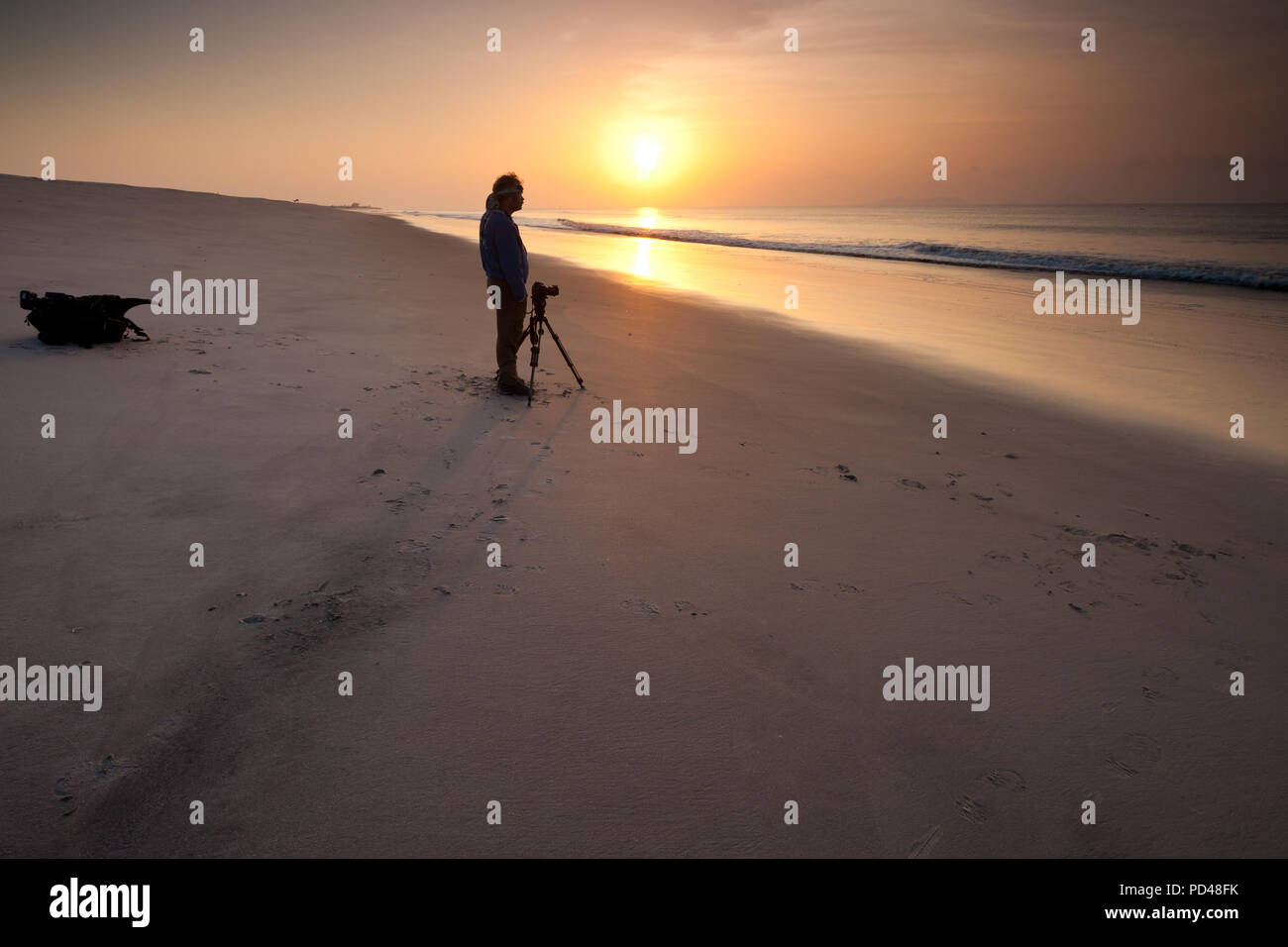 Outdoor Fotograf bei Sonnenaufgang am Punta Chame, Pazifikküste, Republik Panama. Stockfoto