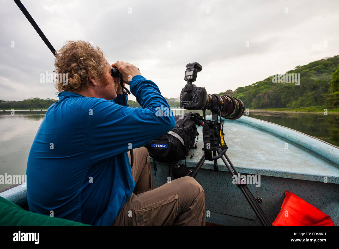 Outdoor Fotograf die Erkundung des Rio Chagres und die umliegenden Regenwald, Republik Panama. Stockfoto