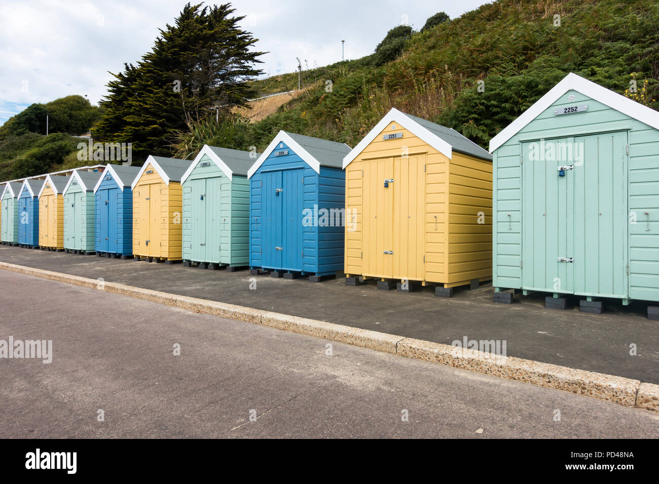 Farbige Strand Hütten entlang der Küste von Bournemouth, Dorset, Großbritannien Stockfoto