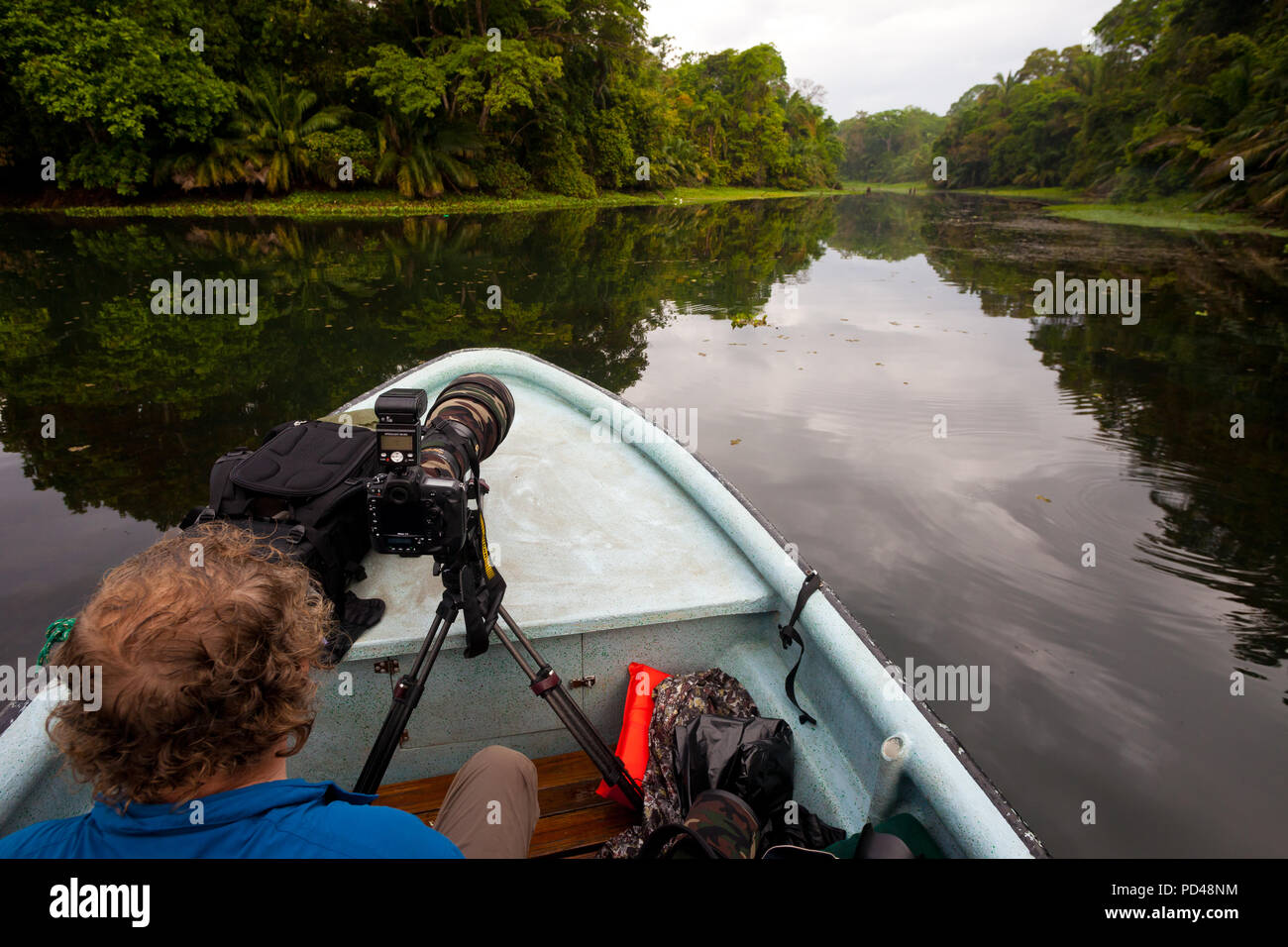 Outdoor Fotograf die Erkundung der Sidearms der Gatun See in einem Boot, Republik Panama. Stockfoto
