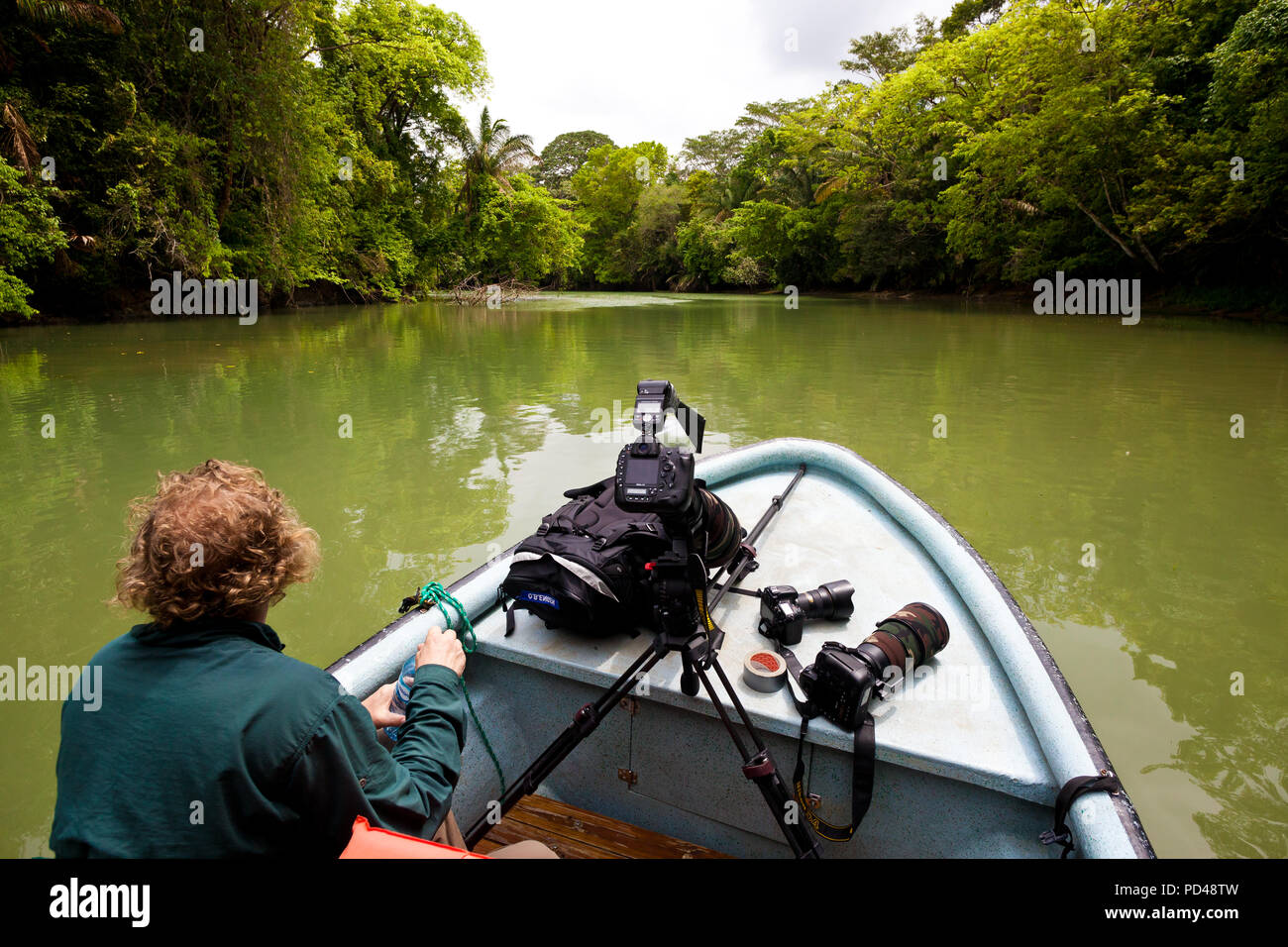 Outdoor Fotograf die Erkundung der Sidearms der Gatun See in einem Boot, Republik Panama. Stockfoto