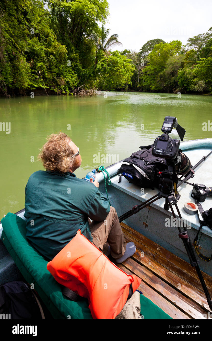 Outdoor Fotograf die Erkundung der Sidearms der Gatun See in einem Boot, Republik Panama. Stockfoto