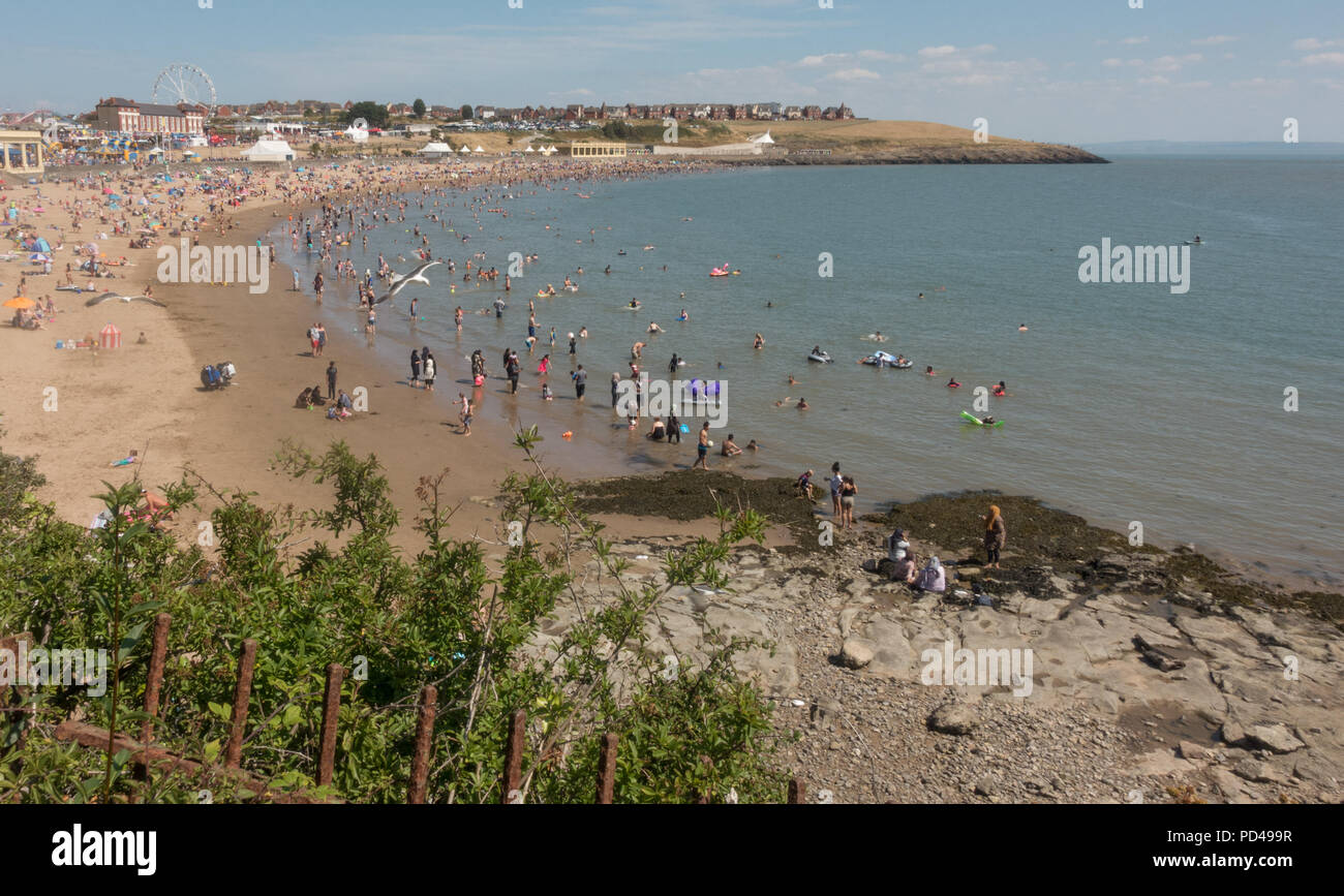 Schöne Aussicht auf die Menschen in der Sonne bei Barry Island Beach in South Wales Stockfoto